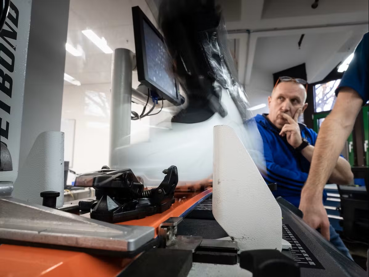 Bild Mann schaut nach der Testauslösung auf dem Bildschirm 